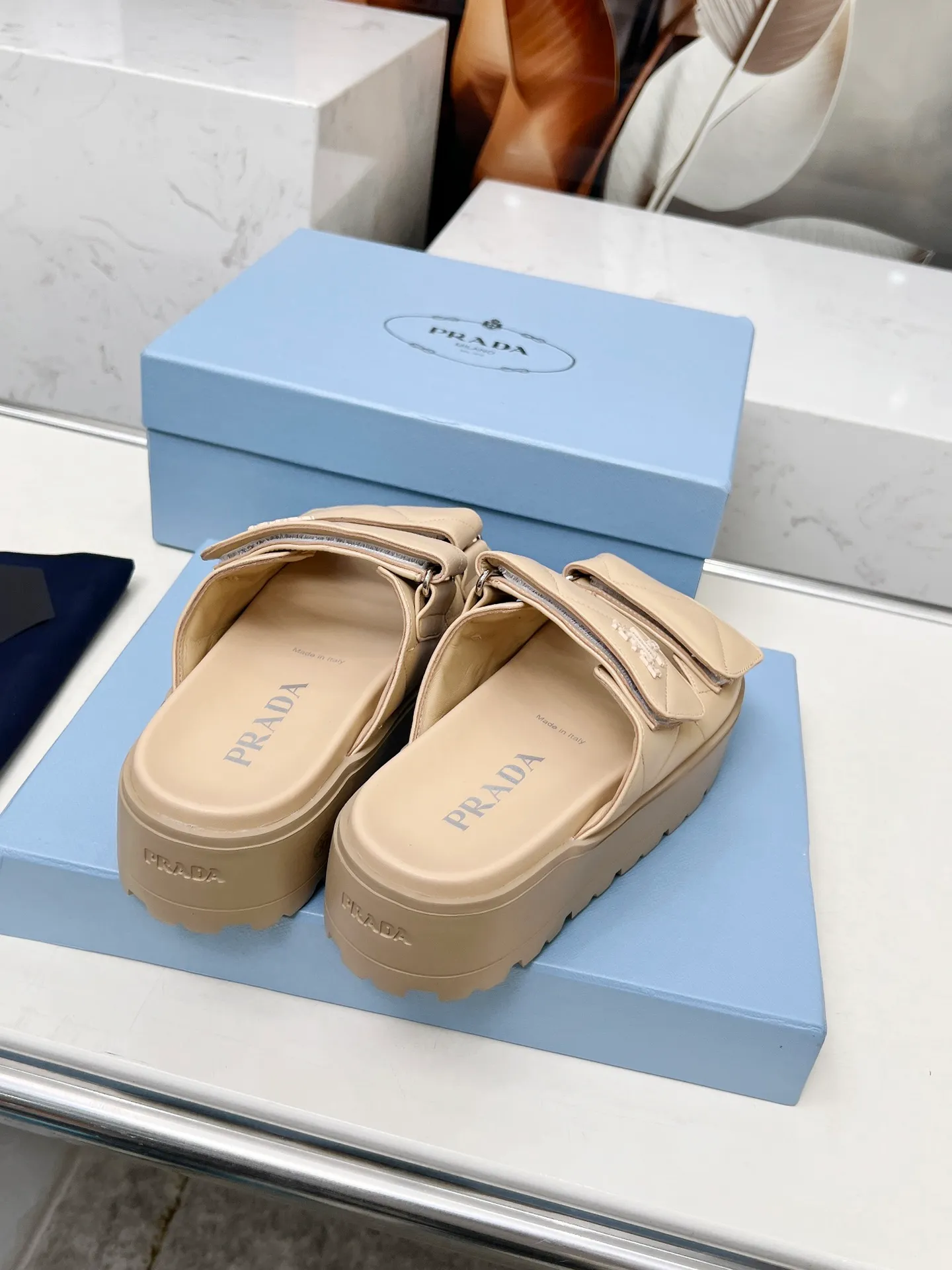 👟👟Ex-factory price 500👟👟 🌸Prada 2025 spring and summer new slippers 💫Velcro sandals The latest catwalk model, classic upgrades, comfort and fashionability coexist. Every color combination looks good, and the design matches different style needs ✅Upper: original customized cowhide ✅Inner lining: original customized sheepskin lining, cowhide feet ✅Outsole: Original molded anti-slip outsole ✅Number of codes: 35-40 (41 customized, non-refundable and non-exchangeable)